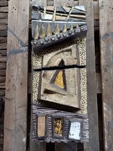 Afbeelding met gebouw, kunst, buitenshuis, houten

Automatisch gegenereerde beschrijving