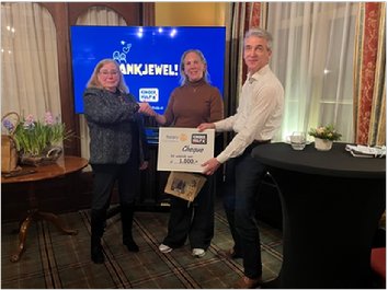 Afbeelding met kleding, persoon, overdekt, person

Door AI gegenereerde inhoud is mogelijk onjuist.