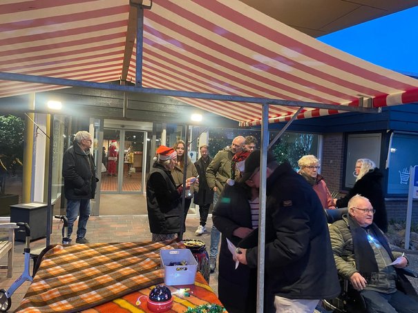 Afbeelding met kleding, persoon, person, buitenshuis

Door AI gegenereerde inhoud is mogelijk onjuist.