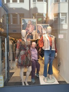 Afbeelding met kleding, schoeisel, persoon, jeans

Automatisch gegenereerde beschrijving