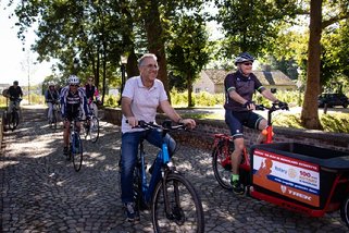 Afbeelding met buitenshuis, boom, Fietswiel, wiel

Automatisch gegenereerde beschrijving