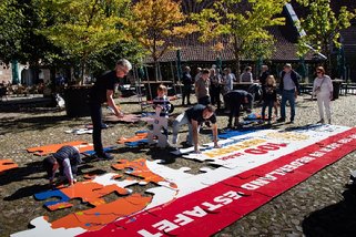 Afbeelding met boom, buitenshuis, kleding, begrafenis

Automatisch gegenereerde beschrijving
