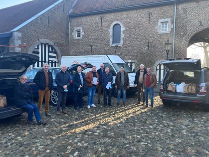 Kan een afbeelding zijn van 9 mensen, staande mensen en weg