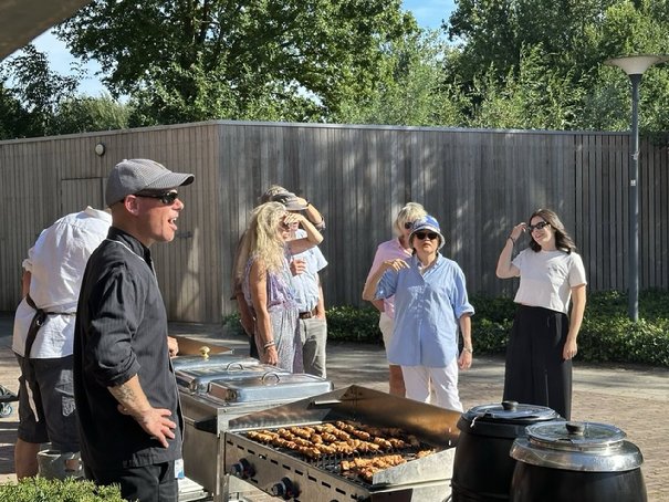 Afbeelding met kleding, persoon, buitenshuis, person

Door AI gegenereerde inhoud is mogelijk onjuist.