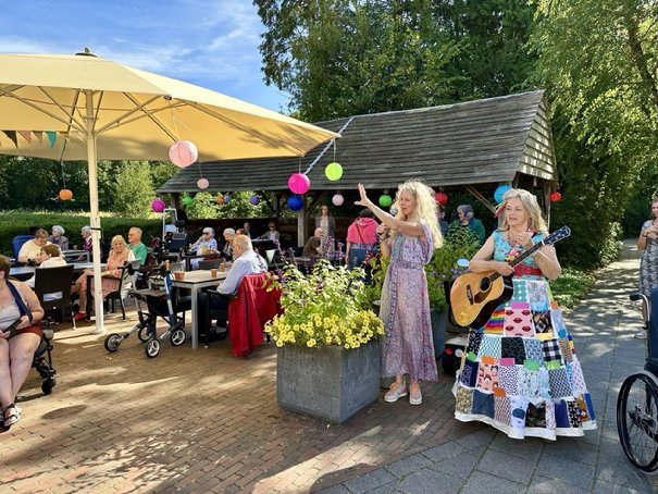 Afbeelding met buitenshuis, boom, hemel, wiel

Door AI gegenereerde inhoud is mogelijk onjuist.