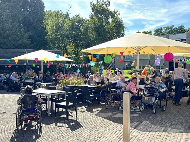 Afbeelding met buitenshuis, hemel, boom, meubels

Door AI gegenereerde inhoud is mogelijk onjuist.