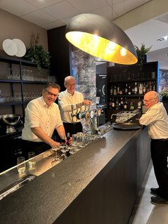 Afbeelding met persoon, kleding, overdekt, muur

Door AI gegenereerde inhoud is mogelijk onjuist.