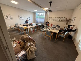 Afbeelding met overdekt, muur, meubels, tafel

Door AI gegenereerde inhoud is mogelijk onjuist.