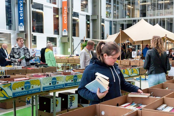 Afbeelding met kleding, persoon, gebouw, vrouw

Automatisch gegenereerde beschrijving