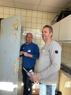 Afbeelding met kleding, persoon, muur, Menselijk gezicht

Automatisch gegenereerde beschrijving