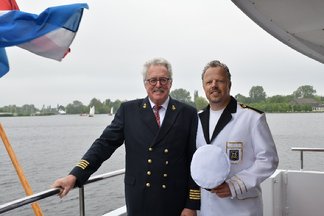 Afbeelding met kleding, persoon, hemel, buitenshuis

Automatisch gegenereerde beschrijving