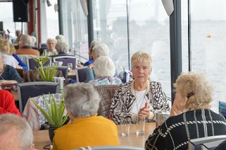 Afbeelding met kleding, Menselijk gezicht, persoon, vrouw

Automatisch gegenereerde beschrijving