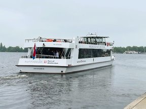 Afbeelding met transport, boot, buitenshuis, watervoertuig

Automatisch gegenereerde beschrijving