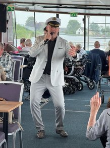 Afbeelding met kleding, persoon, schoeisel, stoel

Automatisch gegenereerde beschrijving