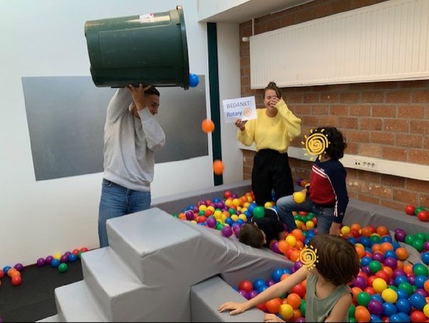 Afbeelding met kleding, overdekt, persoon, spelen

Automatisch gegenereerde beschrijving