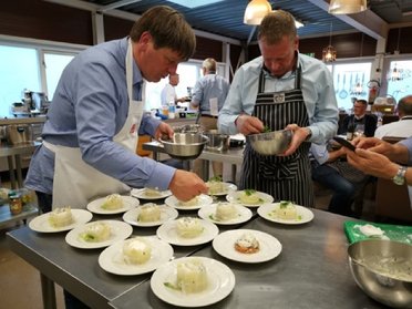 Afbeelding met persoon, kleding, tafelgerei, tafel