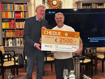 Afbeelding met kleding, tekst, persoon, meubels

Door AI gegenereerde inhoud is mogelijk onjuist.