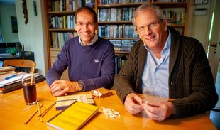 Gert-Jan en Coen met houten wattenstaafjes, bamboe rietjes en notitieblokken met een gerecyclede plastic kaft. 