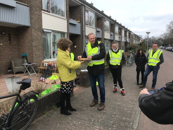 Afbeelding met persoon, lucht, buiten, grond

Automatisch gegenereerde beschrijving