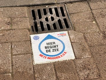 Afbeelding met tekst, grond, buitenshuis, putdeksel

Automatisch gegenereerde beschrijving