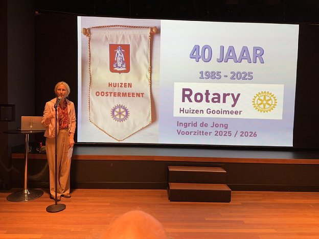 Afbeelding met tekst, kleding, overdekt, presentatie

Door AI gegenereerde inhoud is mogelijk onjuist.