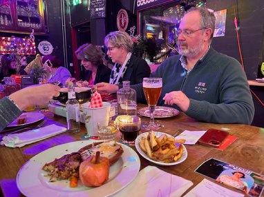 Afbeelding met persoon, tafel, voedsel, drinken

Automatisch gegenereerde beschrijving
