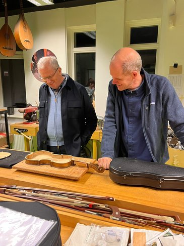Afbeelding met kleding, persoon, overdekt, tafel

Automatisch gegenereerde beschrijving