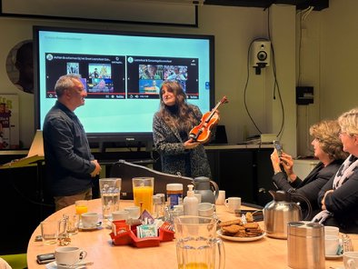 Afbeelding met overdekt, persoon, kleding, person

Automatisch gegenereerde beschrijving