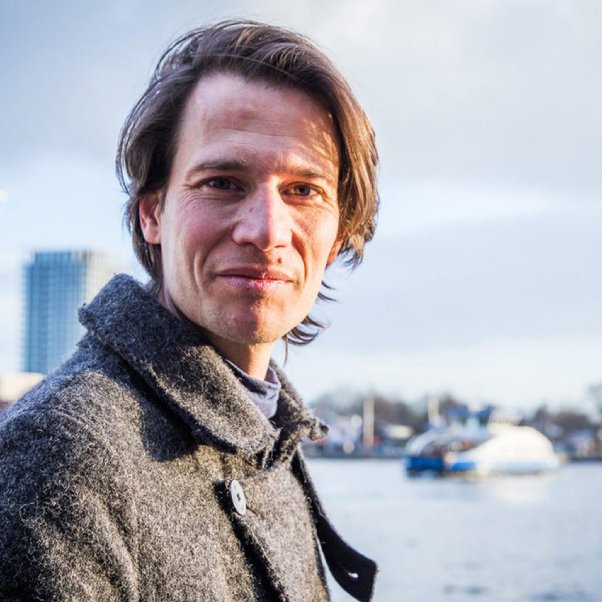 Afbeelding met persoon, Menselijk gezicht, buitenshuis, hemel

Door AI gegenereerde inhoud is mogelijk onjuist.