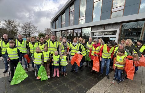 A group of people wearing reflective vests

Description automatically generated