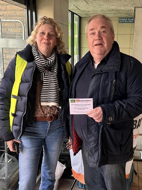 Kan een afbeelding zijn van een of meer mensen en tekst