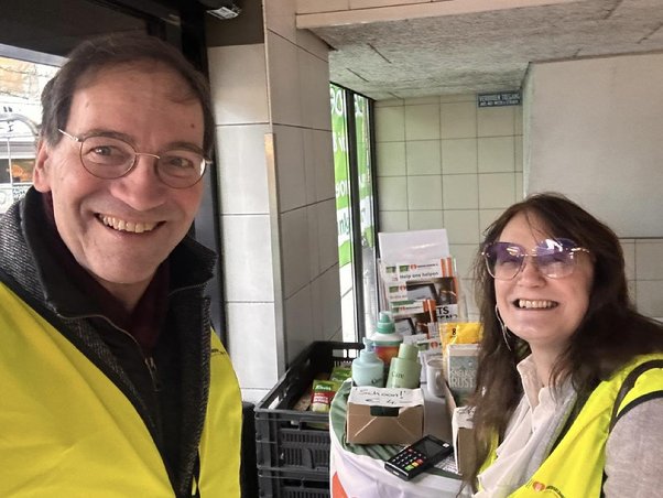 Kan een afbeelding zijn van bril en tekst