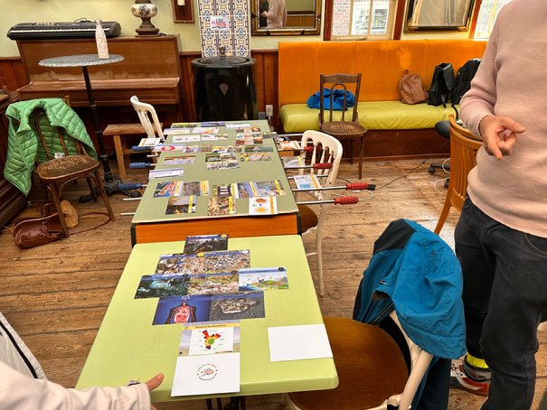 Afbeelding met kleding, tafel, meubels, persoon

Door AI gegenereerde inhoud is mogelijk onjuist.