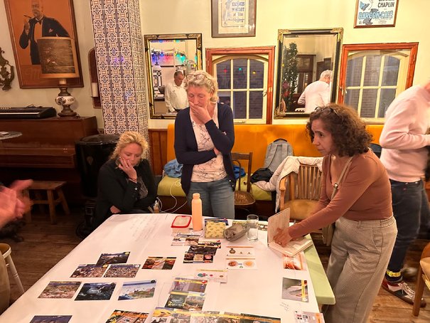 Afbeelding met kleding, overdekt, persoon, meubels

Door AI gegenereerde inhoud is mogelijk onjuist.