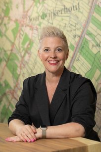 Afbeelding met Menselijk gezicht, persoon, kleding, glimlach

Door AI gegenereerde inhoud is mogelijk onjuist.