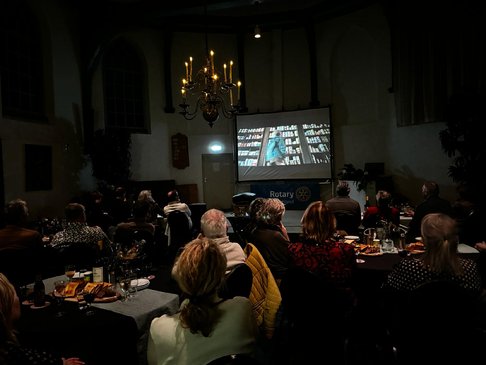 Afbeelding met kleding, vrouw, overdekt, persoon

Automatisch gegenereerde beschrijving