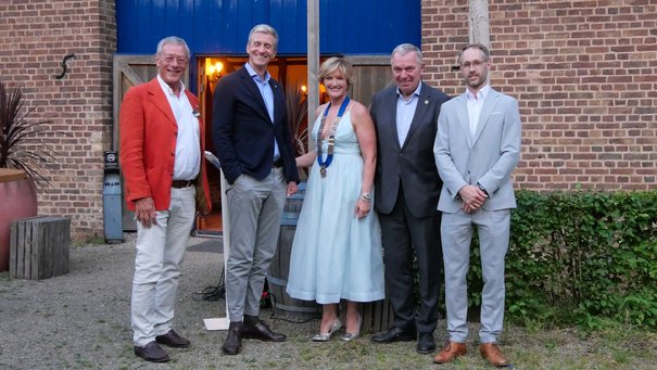 Afbeelding met kleding, persoon, gebouw, pak

Door AI gegenereerde inhoud is mogelijk onjuist.