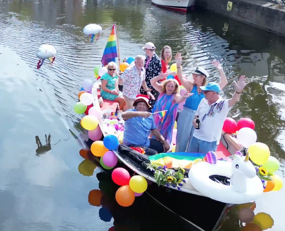 Afbeelding met buitenshuis, water, boot, groep

Automatisch gegenereerde beschrijving