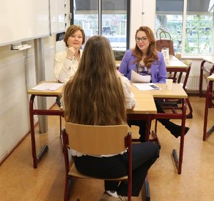 Afbeelding met kleding, meubels, stoel, persoon

Automatisch gegenereerde beschrijving