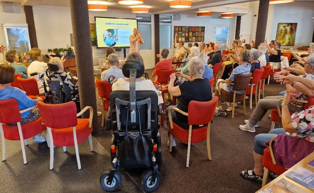 Afbeelding met kleding, scène, persoon, schoeisel

Door AI gegenereerde inhoud is mogelijk onjuist.