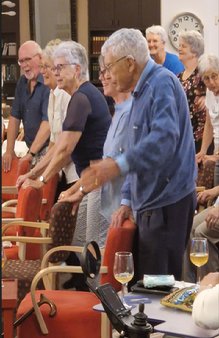 Afbeelding met persoon, kleding, person, Bejaarde

Door AI gegenereerde inhoud is mogelijk onjuist.