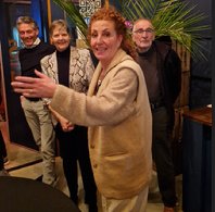 Afbeelding met persoon, kleding, Menselijk gezicht, glimlach

Door AI gegenereerde inhoud is mogelijk onjuist.