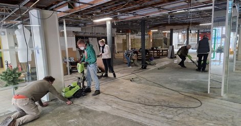 Afbeelding met kleding, schoeisel, grond, person

Door AI gegenereerde inhoud is mogelijk onjuist.