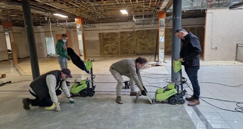 Afbeelding met kleding, gebouw, schoeisel, persoon

Door AI gegenereerde inhoud is mogelijk onjuist.