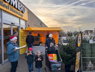 Afbeelding met kleding, buitenshuis, hemel, wolk

Door AI gegenereerde inhoud is mogelijk onjuist.