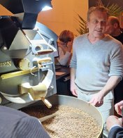 Afbeelding met persoon, kleding, person, overdekt

Door AI gegenereerde inhoud is mogelijk onjuist.