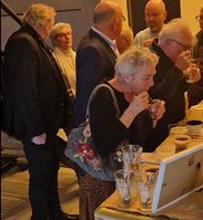 Afbeelding met kleding, persoon, Menselijk gezicht, person

Door AI gegenereerde inhoud is mogelijk onjuist.