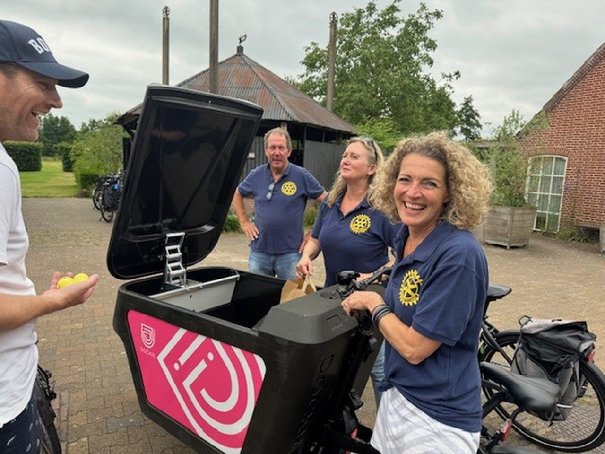 Afbeelding met persoon, kleding, buitenshuis, fiets

Door AI gegenereerde inhoud is mogelijk onjuist.