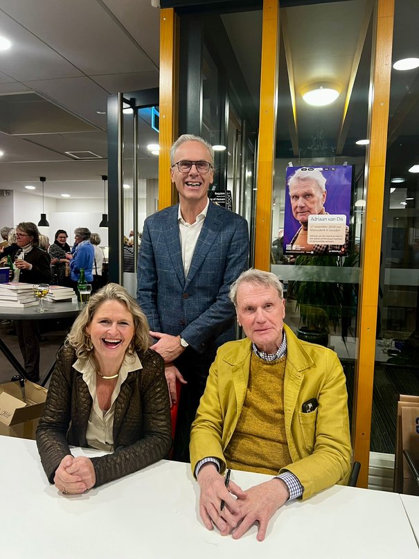 Afbeelding met Menselijk gezicht, kleding, persoon, overdekt

Door AI gegenereerde inhoud is mogelijk onjuist.