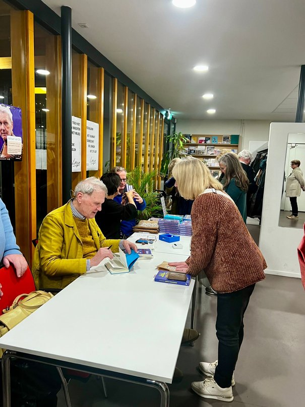 Afbeelding met kleding, persoon, overdekt, meubels

Door AI gegenereerde inhoud is mogelijk onjuist.